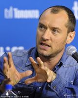 组图：《唐海明威》发布会 裘德-洛顶半秃脑门