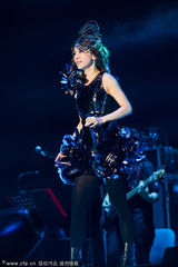 组图：SHE巡演人妻Ella尺度全开 深V裸背露美腿