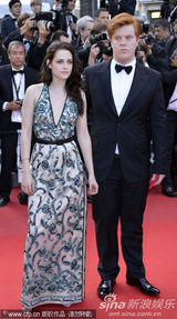 组图：暮光女戛纳走秀罩杯小难撑深V