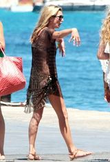 组图：39岁超模凯特莫斯现身海滩心情好秀身材