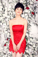 组图：石小群短发写真曝光 尽显妙灵妩媚