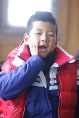 组图：《爸爸》爸爸们全副武装 冰天雪地劈木头