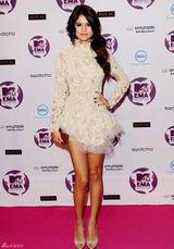 高清图：MTV欧洲音乐大奖 赛琳娜美艳亮相红毯