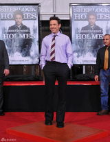 高清组图：小罗伯特-唐尼留手印 不忘宣传新片