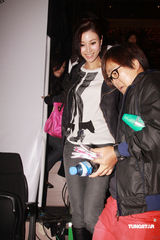 幻灯：郑秀文许志安相拥献唱 梁洛施李嘉欣捧场