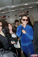 组图：何超云分手后首亮相 心情靓避谈感情事