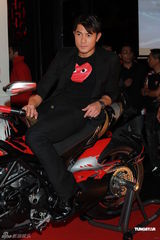 组图：郭富城助阵单车发布会 变身机车男耍酷