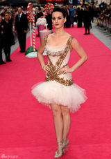 组图：凯蒂-佩里红蓝白假睫毛闪耀英国首映