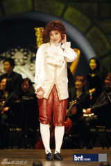 组图：孙浩英《歌剧明星》获胜 严智苑主持礼服抢眼