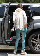 组图：杰西卡-阿尔芭全家野餐 女儿勾脖倒地表情囧