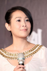 幻灯图：刘若英“脱掉高跟鞋”展亲切 演高难“绸吊”