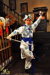 组图：《大武生》完整京剧造型 “全武行”贺中秋