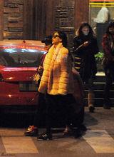 独家：baby贵妇皮草装亮相街头 深夜会友吃饭