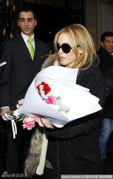 凯莉-米洛大衣皮草镶边 黑色覆盖全身气场十足(图)