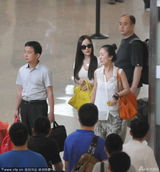 组图：李小璐高叉裙秀美腿 昂首阔步上围傲人