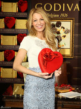 高清组图：布莱克-莱弗利镂空蕾丝礼服甜美亮相