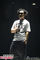 组图：陈奕迅开唱造型似黑山老妖 少说话多唱歌