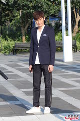 组图：《华丽上班族》张翰秋瓷炫品尝地道美食