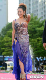 组图：富川电影节红毯 女星肩带滑落走光露乳