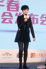 组图：李宇春演唱会造型曝光 透视纱裙魅惑十足