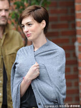 组图：海瑟薇帅气现身片场 豪放大笑不顾形象