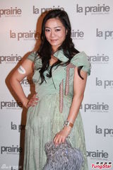 组图：赵式芝再陷同性情 与杨如芯亲密携手亮相