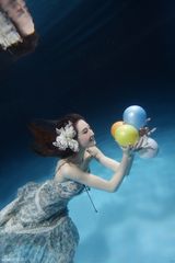 组图：吴鑫桐水下大片曝光