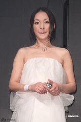 组图：周迅纯白裙出席活动 形象脱尘气质清新