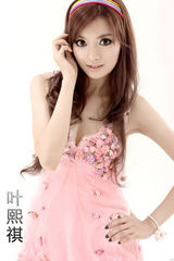 幻灯图:叶熙祺粉色罗裙似花仙子 美腿修长送秋波