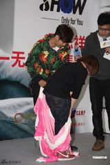 组图：罗志祥穿花衣签售 展现搞怪本色粉丝爆棚