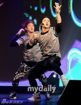 组图：韩国JYP新团GOT7出道首秀帅酷劲舞