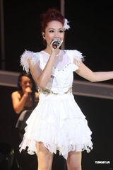 组图：天生歌姬A-Lin台北开唱 范玮琪张惠妹撑场