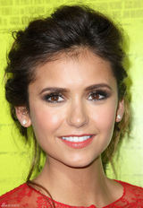 组图：妮娜-杜波夫性感红裙美艳亮相