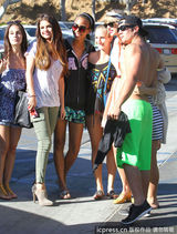 组图：小天后斯威夫特与戈麦斯相约出街