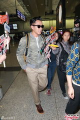 组图：杨幂围巾遮掩小腹 与刘恺威同避怀孕话题