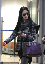 组图：刘亦菲潮装出街 墨镜遮面遇偷拍面露不悦