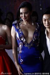 组图：莫小棋性感礼服亮相北京电影节开幕红毯