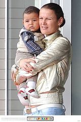 组图：C罗私生子曝光圆脸嘟嘟 打扮入时作潮童