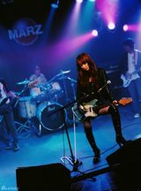 组图：佐佐木希玩变装秀 穿旗袍抱熊猫