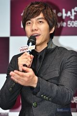 组图：韩星李胜基参加谈话秀 分享人生爱情与梦想