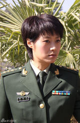 高清图：《英雄荣耀》停拍 送匾悼念海地维和英雄