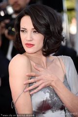 组图：意大利女星艾萨-阿吉图红毯不羁竖中指