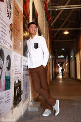 组图：任重最新夏日写真 色彩绚丽玩转潮流时尚