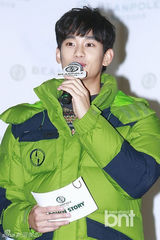 组图：金秀贤穿冬装会粉丝 帅气微笑俘获女心