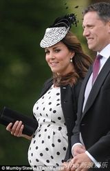 组图：凯特王妃大肚出席婚礼 大风掀裙摆险走光