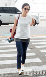 组图：《听声》主演出国度假 李钟硕未同行