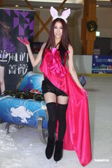 组图：弦子粉嫩薄沙滑冰秀性感 豆花妹再现村姑装