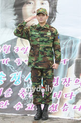 组图：韩国演员温朱万3日上午退伍 结束军队生活