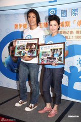 组图：郑伊健与蒙嘉慧无造人计划 助养柬埔寨小孩