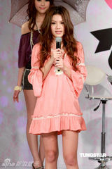 幻灯图：嫩模周秀娜T台秀春装 造型多变气质独特